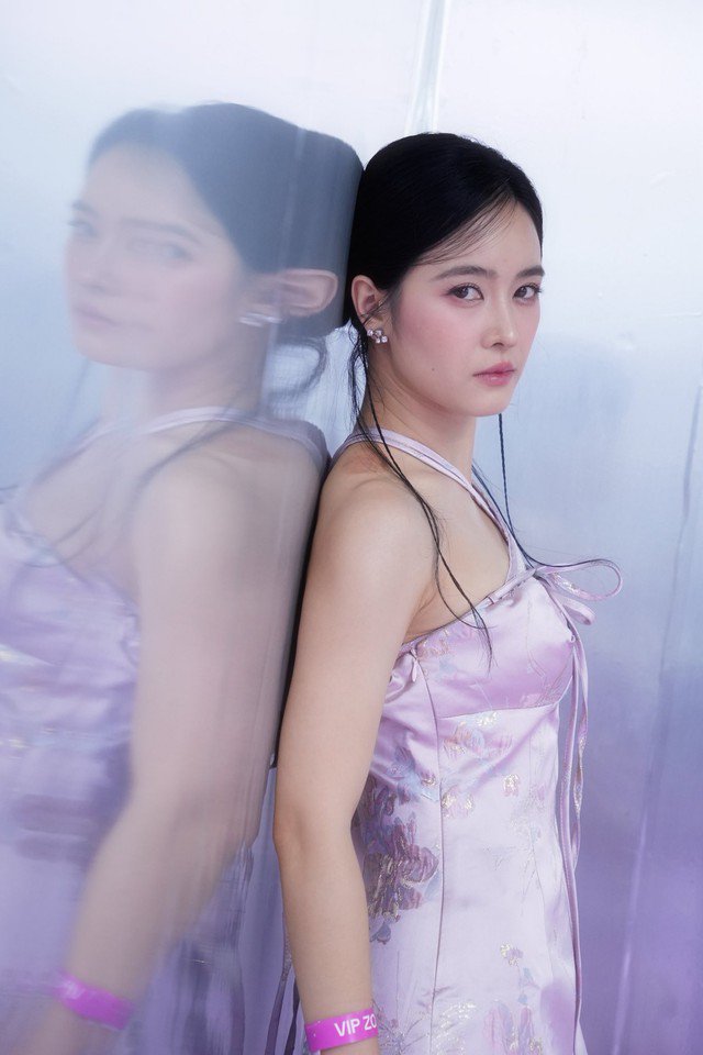 Gu thời trang tươi trẻ của mỹ nhân vào vai cô nàng đỏng đảnh yêu ông chú trong Tử chiến trên không 3 Đời thực, cô nàng diễn viên sinh năm 1991 lại chọn phong cách thời trang đúng tuổi, dịu dàng nhưng không kém phần tươi trẻ.