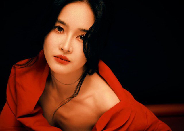 Gu thời trang tươi trẻ của mỹ nhân vào vai cô nàng đỏng đảnh yêu ông chú trong Tử chiến trên không 4 Người đẹp thỉnh thoảng lại phá cách sexy với đầm hở bạo.