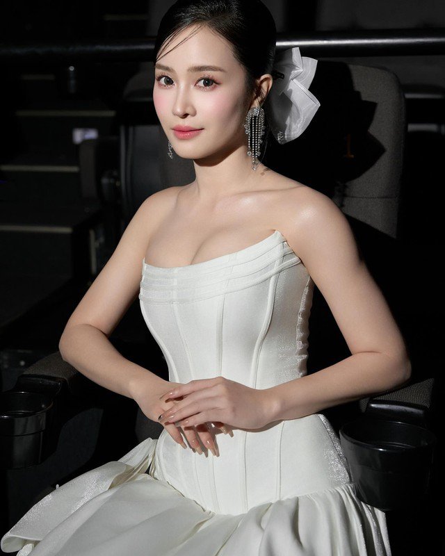 Gu thời trang tươi trẻ của mỹ nhân vào vai cô nàng đỏng đảnh yêu ông chú trong Tử chiến trên không 5 Có lúc, Thiên Tú hóa thân thành công chúa khi diện đầm trắng xòe với phần cúp ngực khoe khéo vẻ đẹp tròn đầy.