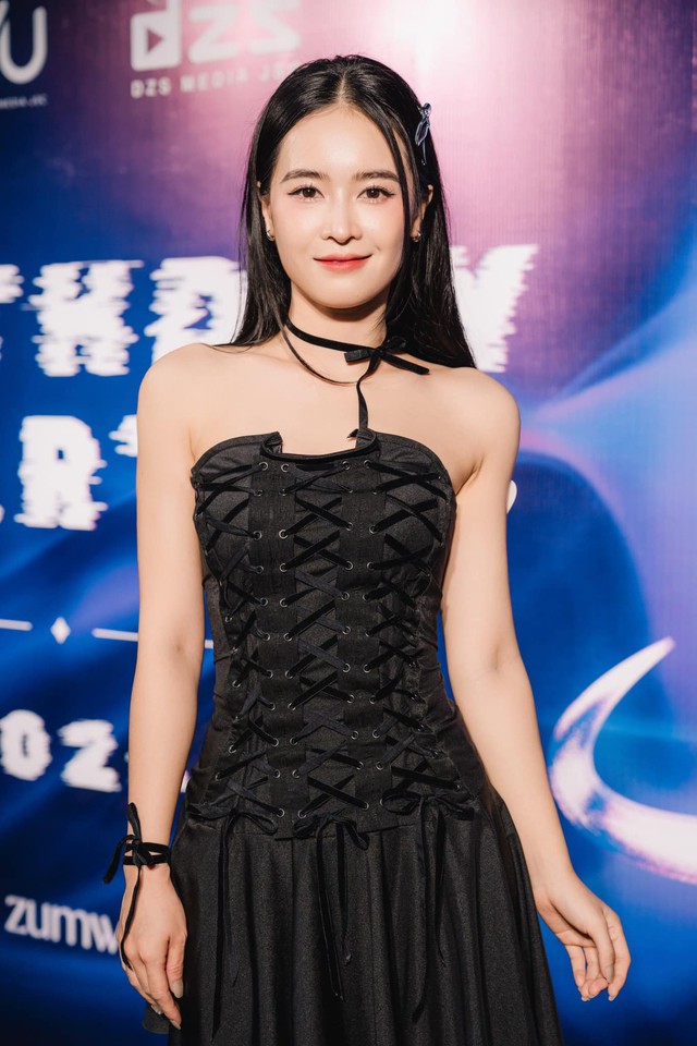 Gu thời trang tươi trẻ của mỹ nhân vào vai cô nàng đỏng đảnh yêu ông chú trong Tử chiến trên không 6 Hoặc tại một sự kiện, cô khoe đầm đen cá tính nhưng vẫn làm nổi bật bờ vai thon gọn.