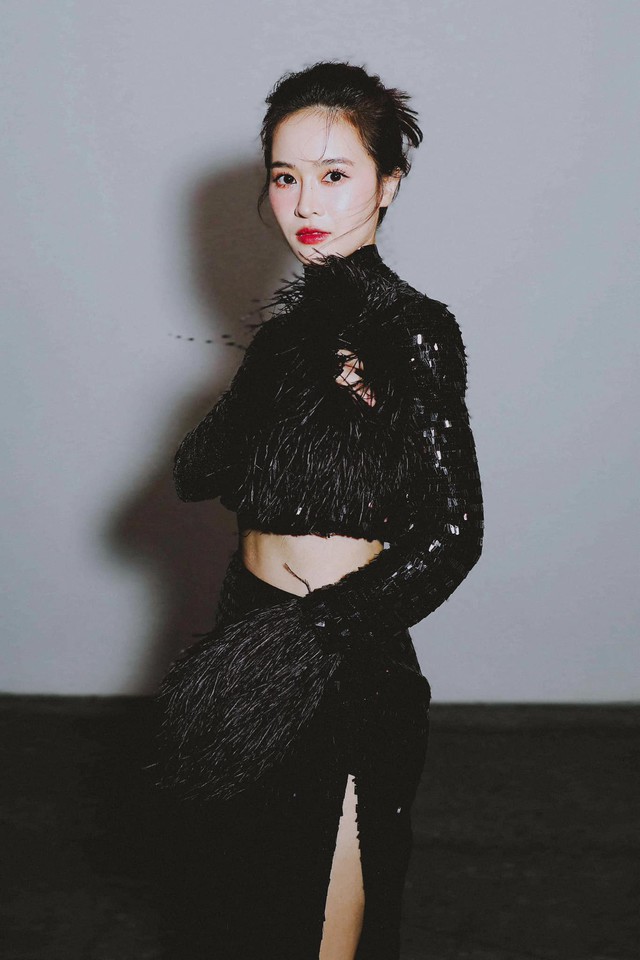 Gu thời trang tươi trẻ của mỹ nhân vào vai cô nàng đỏng đảnh yêu ông chú trong Tử chiến trên không 8 Nhưng trước ánh đèn sân khấu, Thiên Tú lại thể hiện cá tính với bộ trang phục màu đen khoe eo thon.