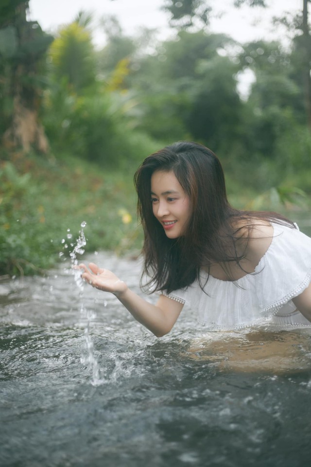 Gu thời trang tươi trẻ của mỹ nhân vào vai cô nàng đỏng đảnh yêu ông chú trong Tử chiến trên không 7 Khi đi du lịch, nữ diễn viên lại chọn cho mình style nàng thơ để hòa mình với thiên nhiên trong trẻo.