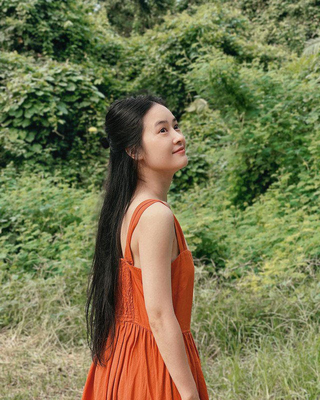 Gu thời trang tươi trẻ của mỹ nhân vào vai cô nàng đỏng đảnh yêu ông chú trong Tử chiến trên không 9 Có thể nói, cô cũng như nhiều nữ nghệ sĩ khác, việc đa dạng trong style thời trang cũng giúp Thiên Tú ghi điểm trong mắt khán giả. Ở hình ảnh này, nữ diễn viên lại tạo cảm giác thiện cảm với khán giả khi diện đầm 2 dây nhẹ nhàng.