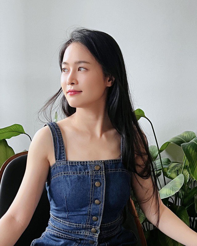 Gu thời trang tươi trẻ của mỹ nhân vào vai cô nàng đỏng đảnh yêu ông chú trong Tử chiến trên không 10 Hoặc có lúc, Thiên Tú "hack tuổi" với đầm jeans gọn gàng, năng động.