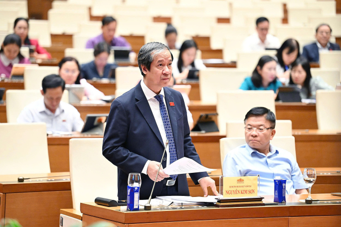 Bộ trưởng Giáo dục và Đào tạo Nguyễn Kim Sơn giải thích về các điểm mới của 3 dự luật. Ảnh: Cổng TTĐT Quốc hội