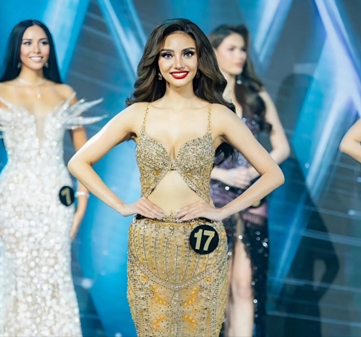 Maria trong vòng thi dạ hội. Cuộc thi Miss Fit Philippines có đầy đủ các vòng thi như giới thiệu bản thân, bikini, dạ hội, trả lời ứng xử giống như các cuộc thi hoa hậu khác. Ngoài hình thể quyến rũ, Maria còn được đánh giá cao ở khả năng ứng xử, giao tiếp.