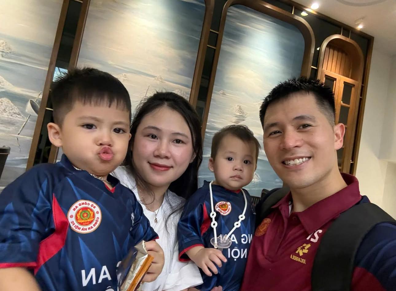 Cầu thủ nổi tiếng cưới cô gái Điện Biên, 2 năm sau cuộc sống khiến ai cũng ngưỡng mộ- Ảnh 2.