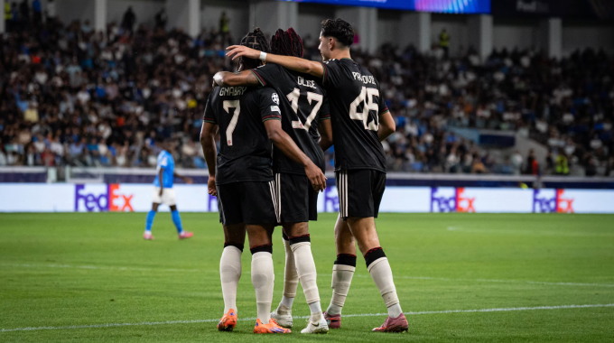 Michael Olise (giữa) chia vui cùng Serge Gnabry và Aleksandar Pavlovic sau khi ghi bàn. Ảnh: Imago