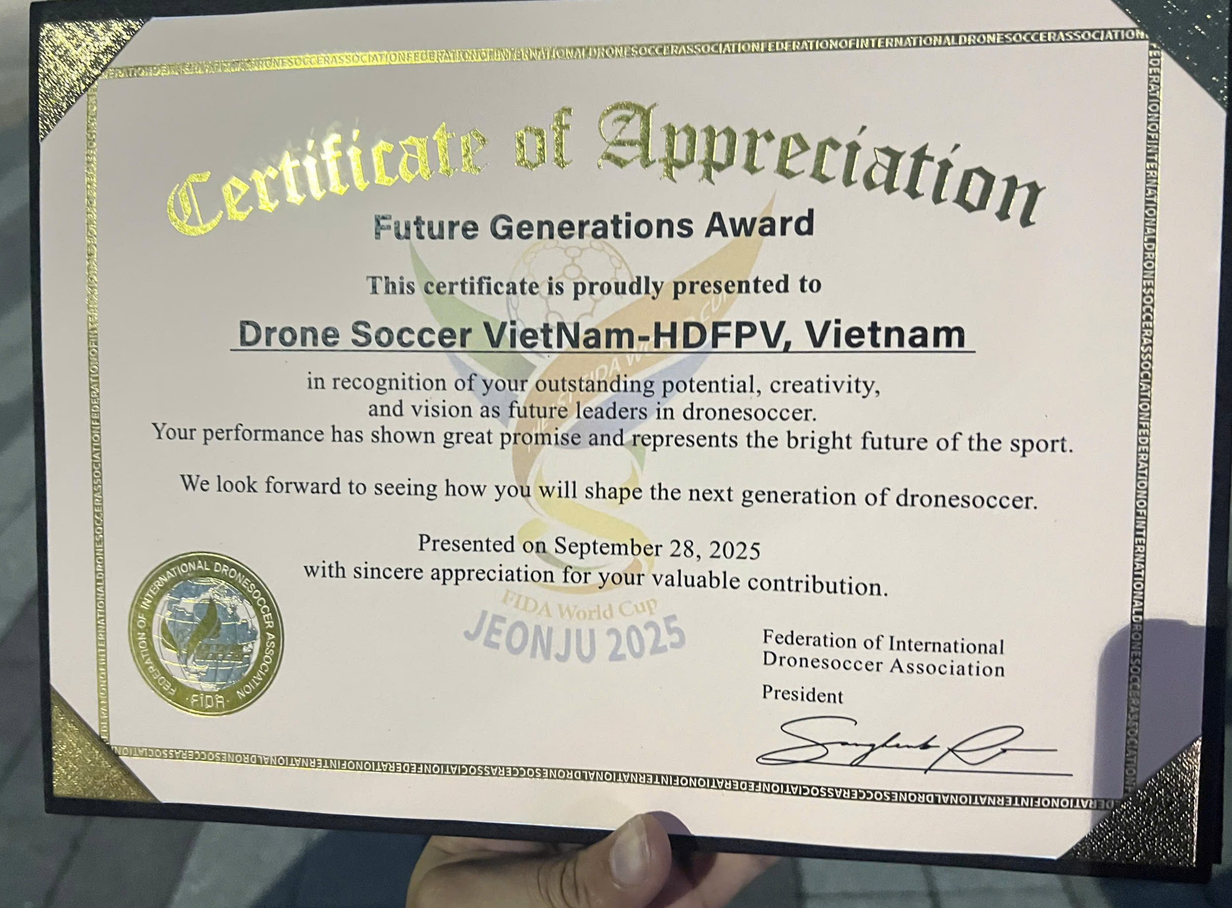 Học sinh TP.HCM đại diện Việt Nam thi DroneSoccer quốc tế, lần đầu đã 'rinh' giải thưởng - Ảnh 4.