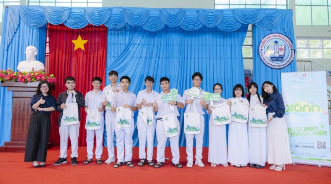 Ban tổ chức quảng bá cuộc thi Tiếng nói Xanh mùa 3 đến học sinh THPT Chuyên Lê Quý Đôn (Bà Rịa - Vũng Tàu cũ, nay thuộc TP HCM) vào ngày 15/9. Ảnh: Vingroup