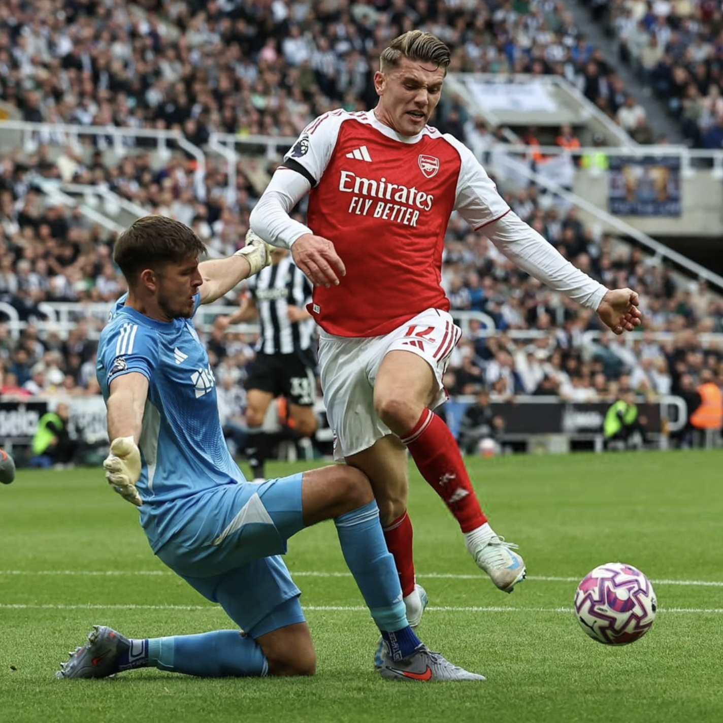 Arsenal ngược dòng hạ chủ nhà Newcastle, trọng tài gây phẫn nộ- Ảnh 2. Arsenal ngược dòng hạ chủ nhà Newcastle, trọng tài gây phẫn nộ- Ảnh 2.