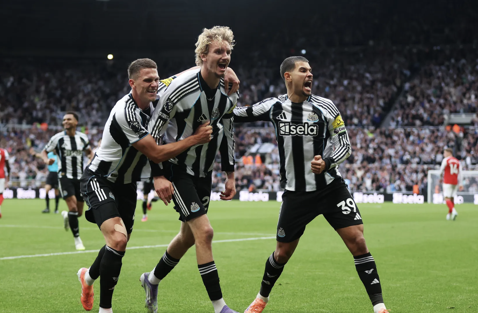 Arsenal ngược dòng hạ chủ nhà Newcastle, trọng tài gây phẫn nộ- Ảnh 3. Arsenal ngược dòng hạ chủ nhà Newcastle, trọng tài gây phẫn nộ- Ảnh 3.