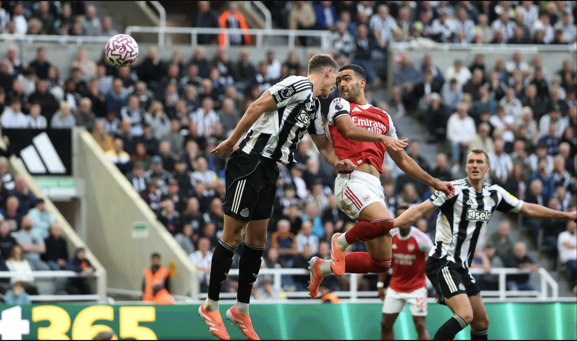 Arsenal ngược dòng hạ chủ nhà Newcastle, trọng tài gây phẫn nộ- Ảnh 5. Arsenal ngược dòng hạ chủ nhà Newcastle, trọng tài gây phẫn nộ- Ảnh 5.