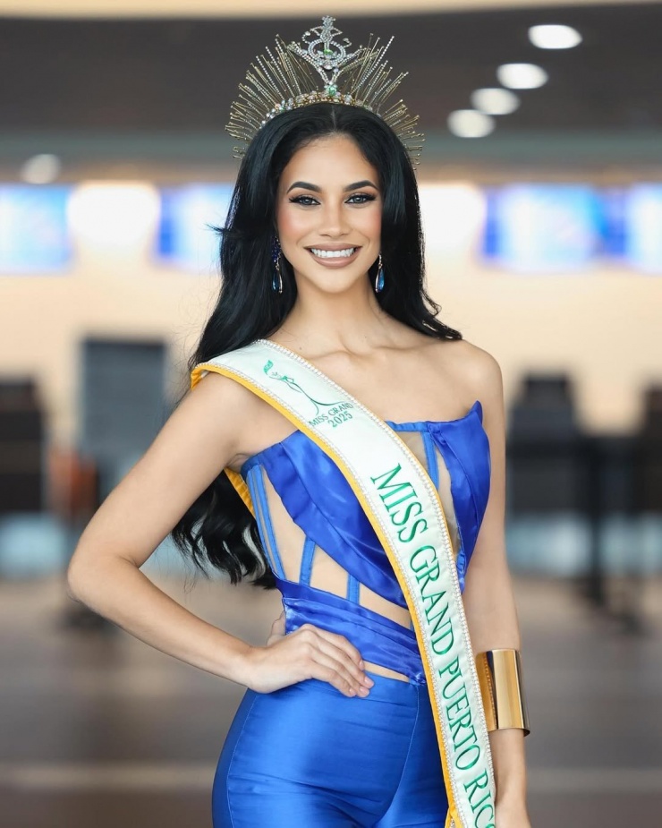 Đại diện Puerto Rico - Sarahi Fgueroa diện trang phục tông màu xanh nổi bật khi ra sân bay để khởi hành đến Thái Lan. Cô là một trong những ứng viên sáng giá của khu vực châu Mỹ.