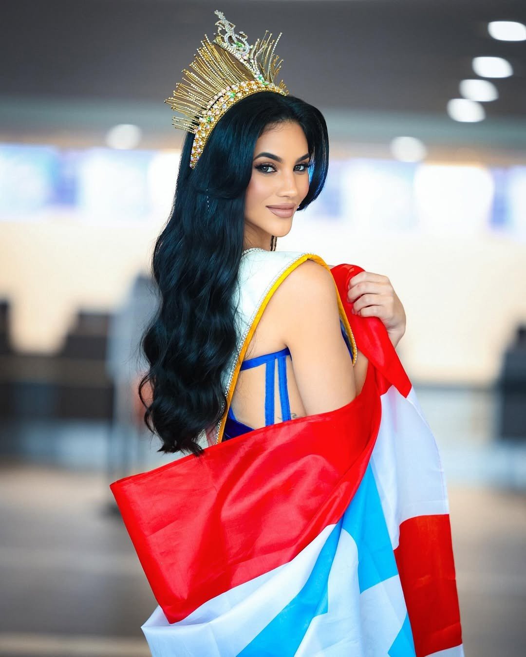 Sarahi Fgueroa năm nay 28 tuổi, cao 1,78 m, đã tốt nghiệp ngành Tâm lý học và Thạc sĩ Quản trị Kinh doanh chuyên ngành Nhân sự. Cô cũng là người mẫu chuyên nghiệp, người dẫn chương trình truyền hình. Người hâm mộ quê nhà kỳ vọng cô sẽ mang về thành tích cao cho Puerto Rico sau thất bại đáng tiếc vào năm 2024.