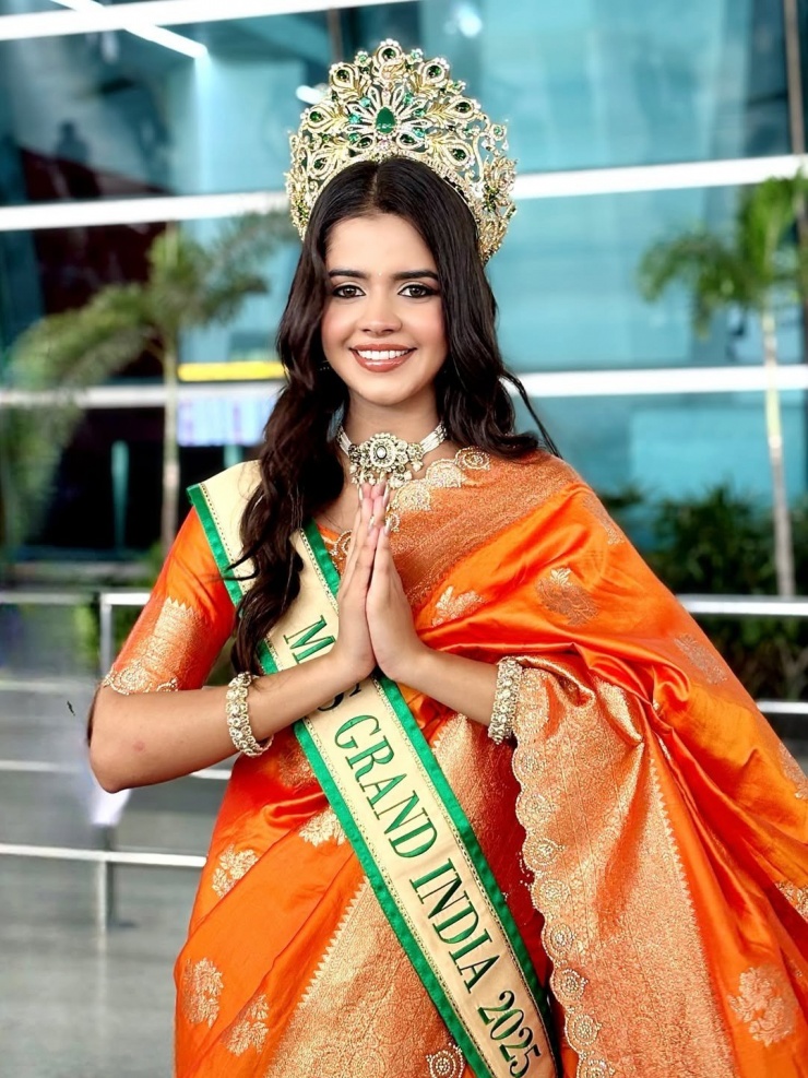 Miss Grand India 2025 - Vishakha Kanwar mặc trang phục dân tộc khi lên đường sang Thái Lan dự thi Hoa hậu Hòa bình 2025. Cô năm nay 20 tuổi, là sinh viên năm cuối tại Cao đẳng Nghệ thuật Nữ sinh Chính phủ. Sau khi đăng quang, Vishakha Kanwar bị chê bai vì nhan sắc mờ nhạt, chiều cao hạn chế.