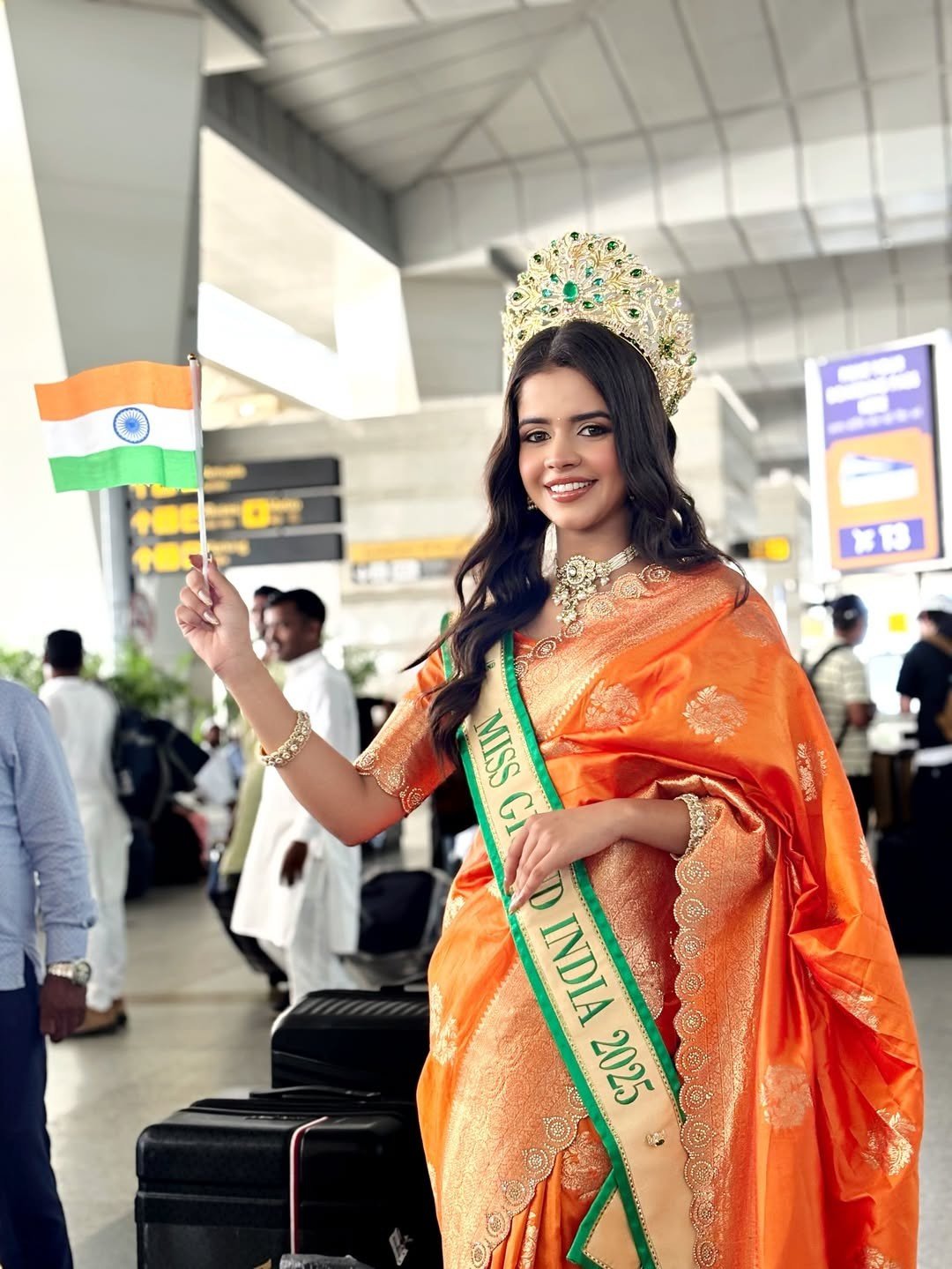 Năm ngoái, đại diện Ấn Độ tại Miss Grand International 2024 là người đẹp Rachel Gupta đã đăng quang ngôi vị cao nhất. Tuy nhiên, vài tháng sau, cô bị ông Nawat tước vương miện vì vi phạm hợp đồng.