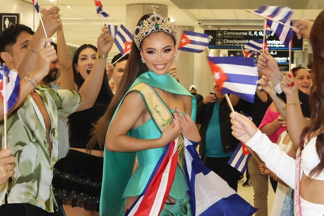Miss Grand Cuba - Daylin Rodriguez được nhiều bạn bè, người hâm mộ ra sân bay tiễn lên đường sang Thái Lan dự thi Miss Grand International 2025. Cô là sinh viên ngành tâm lý học, có vẻ ngoài sắc sảo và hiện đại.