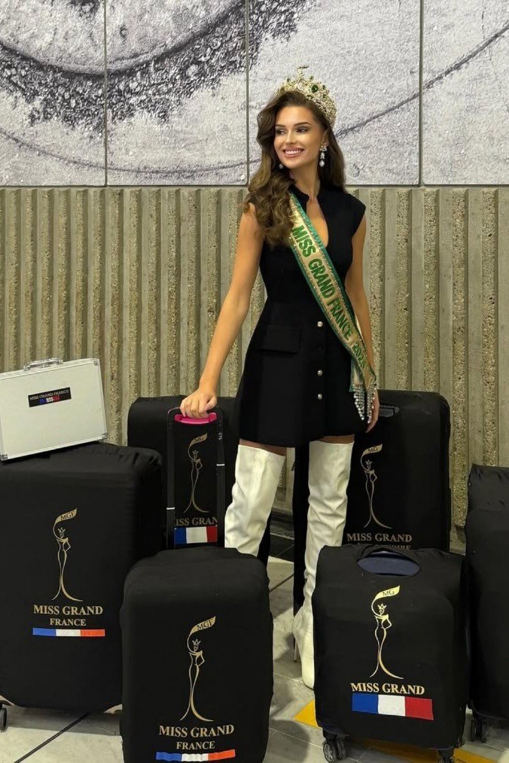 Đại diện Pháp - Elisa Mysyshyne mặc trang phục thanh lịch khi ra sân bay. Cô được đánh giá là ứng viên sáng giá của khu vực châu Âu, một trong những thí sinh có gương mặt cuốn hút nhất mùa giải năm nay. Elisa Mysyshyne năm nay 24 tuổi, mang hai dòng máu Pháp – Ukraine, có năng khiếu nghệ thuật từ nhỏ, từng học ballet cổ điển và chơi violin. Người đẹp thành thạo tiếng Anh, Nga.