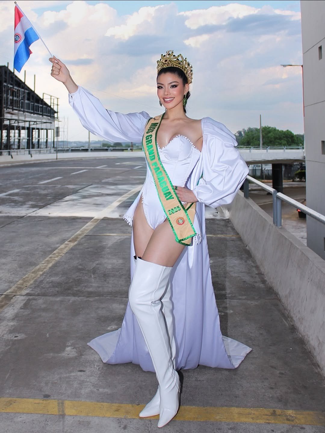 Đại diện Paraguay - Cecilia Romera gây chú ý khi xuất hiện ở sân bay trong bộ trang phục áo tắm cách điệu tông màu trắng. Cô năm nay 21 tuổi, có chiều cao ấn tượng 1,81 m, là người mẫu chuyên nghiệp. Người đẹp có bằng cử nhân Truyền thông, chuyên về Tiếp thị và Truyền thông Xã hội, thông thạo tiếng Anh và Tây Ban Nha.