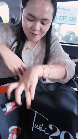 Vợ Duy Mạnh test tính năng iPhone 17 bằng… lưỡi, netizen vừa tò mò hào hứng làm theo- Ảnh 2.