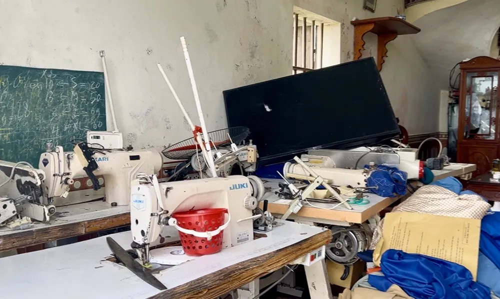 Đồ đạc được gia đình ông Từ thu thập về đều trong tình trạng hư hỏng nặng. Ảnh: TT Đồ đạc được gia đình ông Từ thu thập về đều trong tình trạng hư hỏng nặng. Ảnh: TT