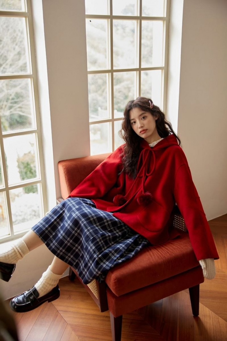 Trang phục họa tiết kẻ đặc biệt được giới trẻ yêu thích vì năng động, trông bắt mắt. Theo WWW, sơ mi và quần ống suông kẻ làm từ vải flannel là những món kinh điển mỗi khi mùa lạnh về.