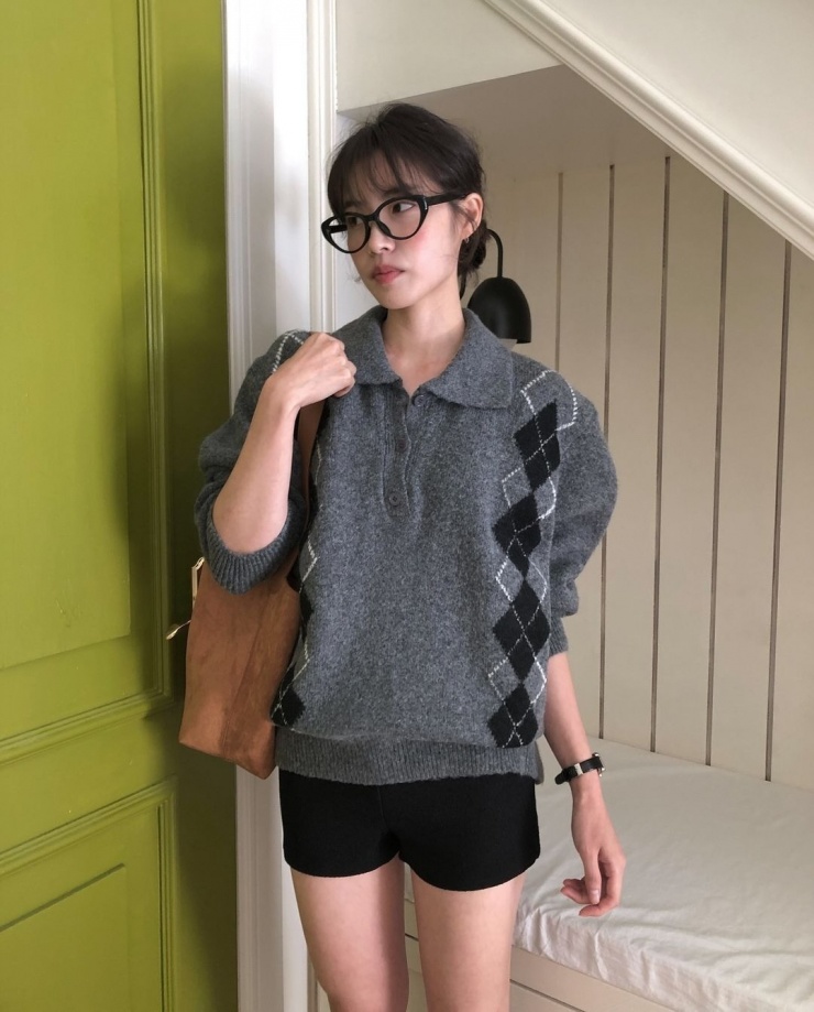 Chịu ảnh hưởng từ xu hướng thập niên 2000, áo polo vẫn chưa có dấu hiệu ngừng hot. Nếu Xuân Hè, thiết kế này được lăng xê bằng chất liệu cotton mỏng nhẹ, sang mùa lạnh, chúng thể hiện trên len với họa tiết quả trám, Bắc Âu. Kiểu áo này cũng đại diện cho phong cách peppy - xu hướng đang được giới thượng lưu ưa chuộng.