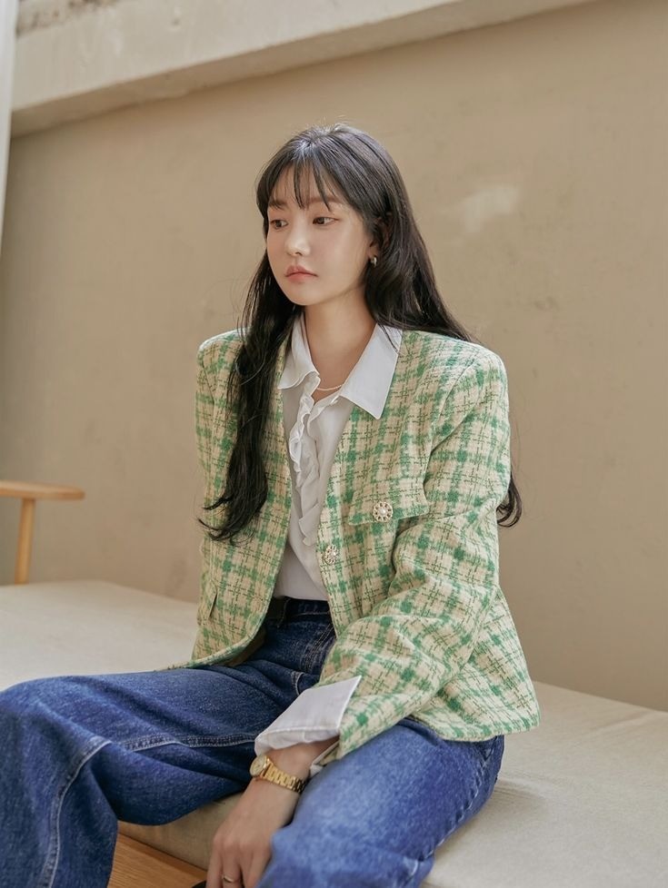 Blazer không cổ sẽ soán ngôi blazer có ve cổ thông thường. Tùy vào màu sắc, họa tiết, đường cắt, chúng có thể khiến bạn ghi điểm hoặc mắc lỗi vì trông già đi vài tuổi.