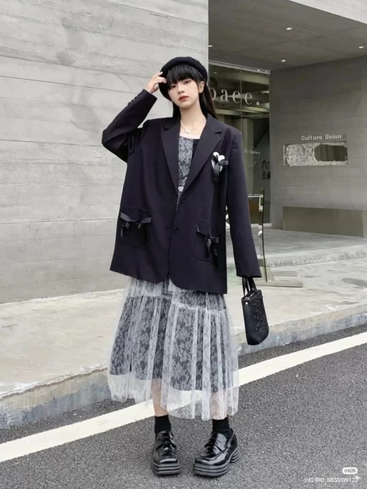 Váy áo ren thường là mốt của mùa hè, nay được lăng xê trong cả mùa đông. Để giữ ấm, bạn có thể dùng các loại quần tất giữ nhiệt hoặc mặc theo mốt váy trùm quần.