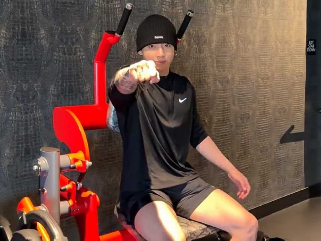 Jungkook (BTS) khoe cơ bắp cuồn cuồn trong phòng gym, body cực phẩm hậu xuất ngũ hút cả triệu view- Ảnh 6.