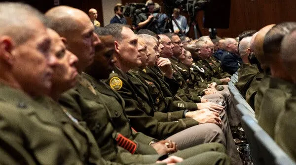 Các tướng lĩnh Mỹ từ nhiều nơi trên thế giới quy tụ về căn cứ Thủy quân lục chiến Quantico (bang Virginia) ngày 30-9. Ảnh: THE NEW YORK TIMES 30trump-news-takeaways-lwbf-articlelarge-2170.jpg