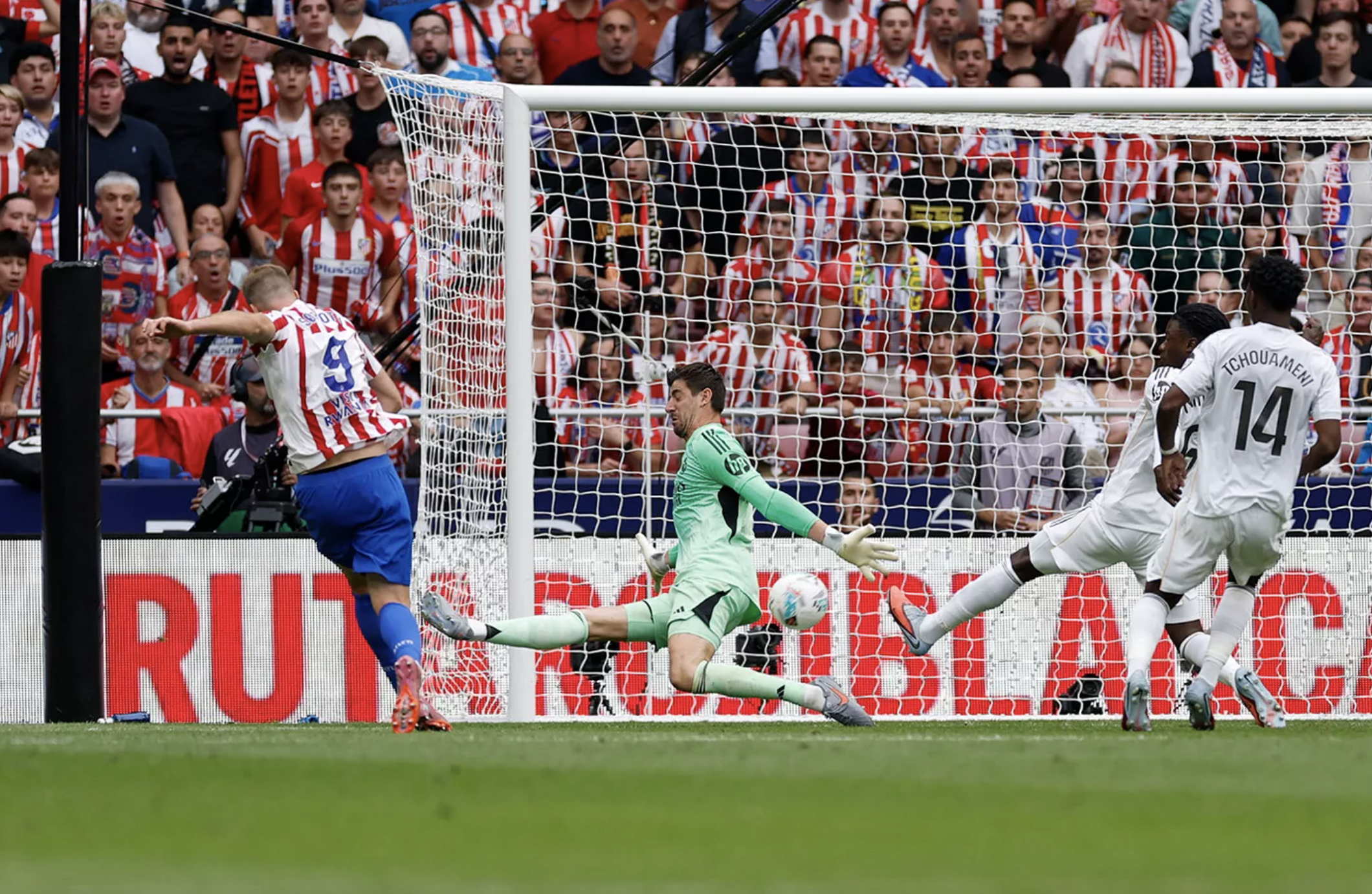 Đại chiến La Liga, Atletico Madrid thắng nghiền ép Real Madrid trận cầu 7 bàn- Ảnh 5. Đại chiến La Liga, Atletico Madrid thắng nghiền ép Real Madrid trận cầu 7 bàn- Ảnh 5.