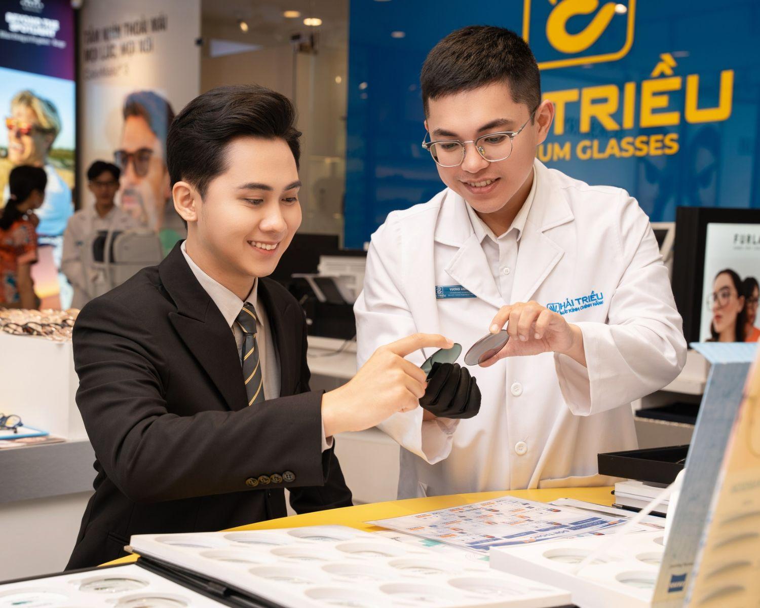 Trên tay tròng kính cận đổi màu: Nhiều tính năng, dùng trong ô tô- Ảnh 5. Trên tay tròng kính cận đổi màu: Nhiều tính năng, dùng trong ô tô- Ảnh 5.