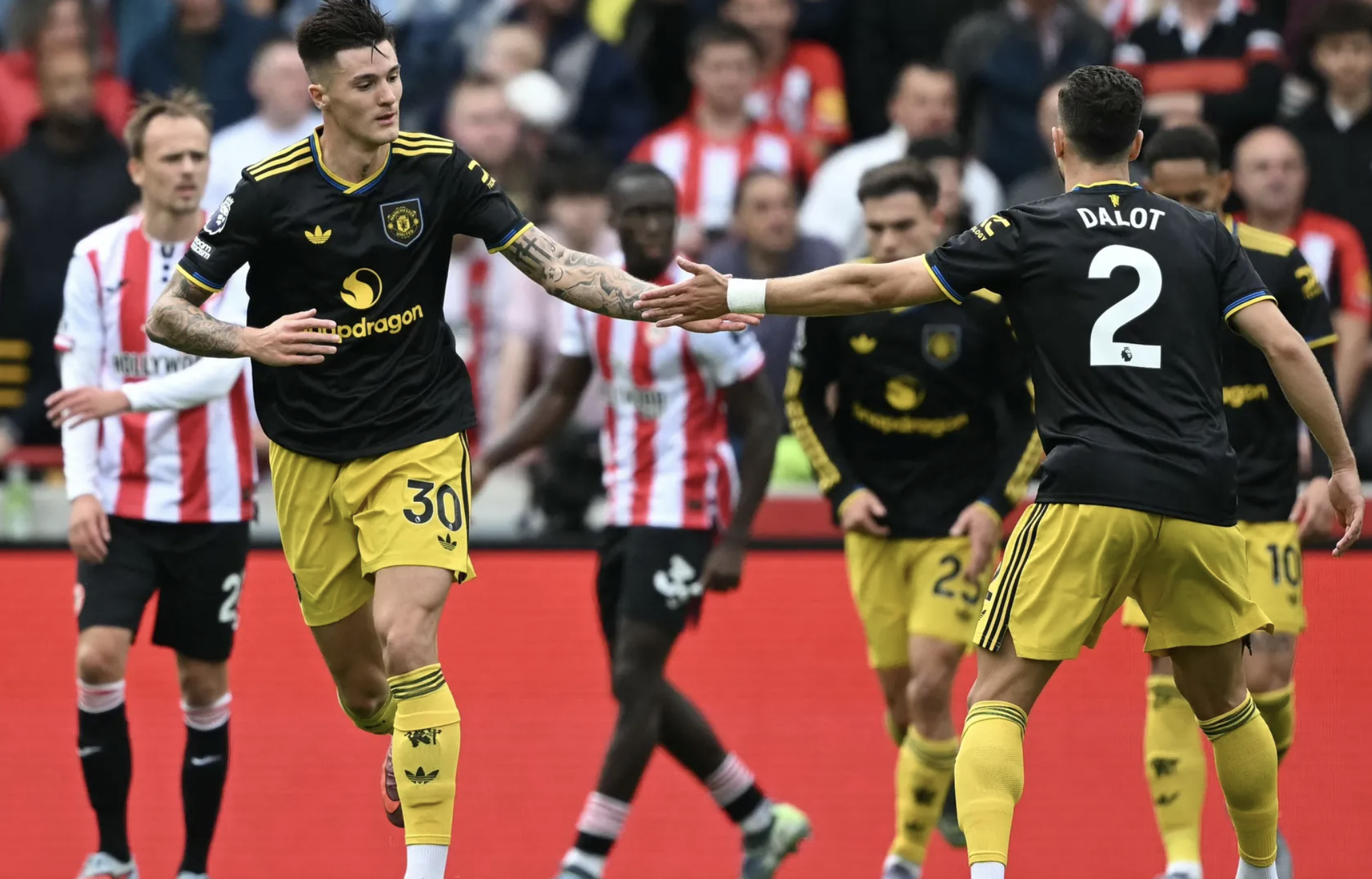 Benjamin Sesko ghi bàn, Man United vẫn trắng tay trước Brentford - Ảnh 4.