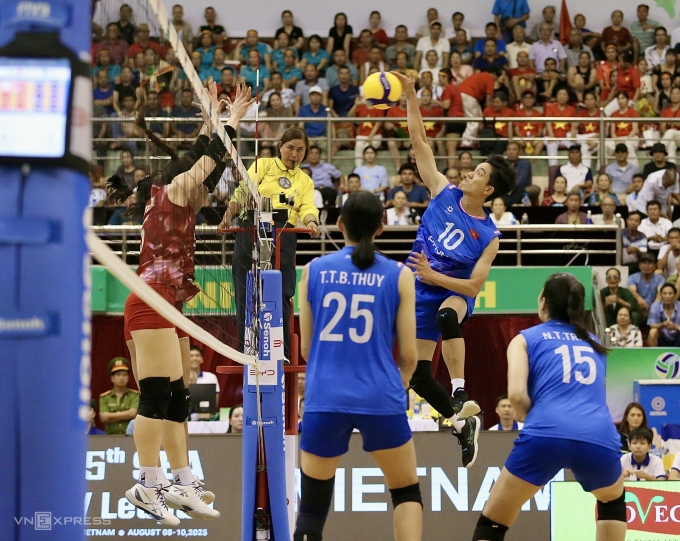 Nguyễn Thị Bích Tuyền (số 10) thi đấu trong trận Việt Nam thắng Thái Lan 3-2 để vô địch chặng hai giải bóng chuyền nữ SEA V-League 2025, tại nhà thi đấu tỉnh Ninh Bình, ngày 10/8/2025. Ảnh: Hiếu Lương