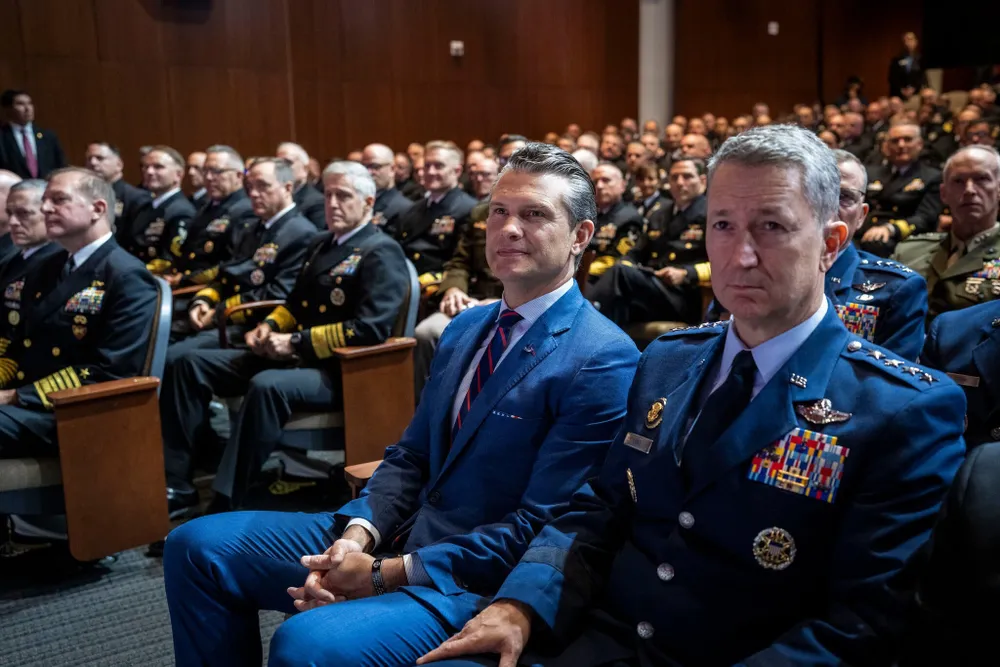 Bộ trưởng Quốc phòng Mỹ Pete Hegseth trong cuộc gặp với các tướng lĩnh Mỹ ngày 30-9. Ảnh: THE NEW YORK TIMES 5 điểm chính trong cuộc gặp của Bộ trưởng Hegseth với các tướng lĩnh Mỹ