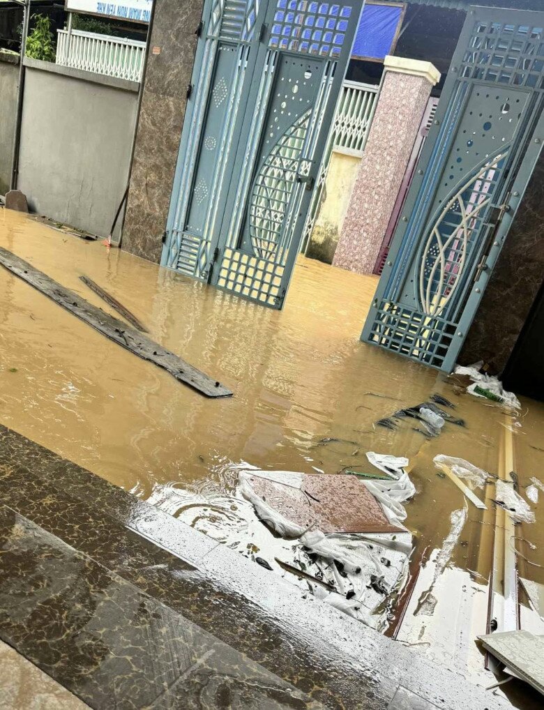 Gia đình nam MC vừa sửa sang nhà sau đợt lũ trước thì nay nước lại dâng.