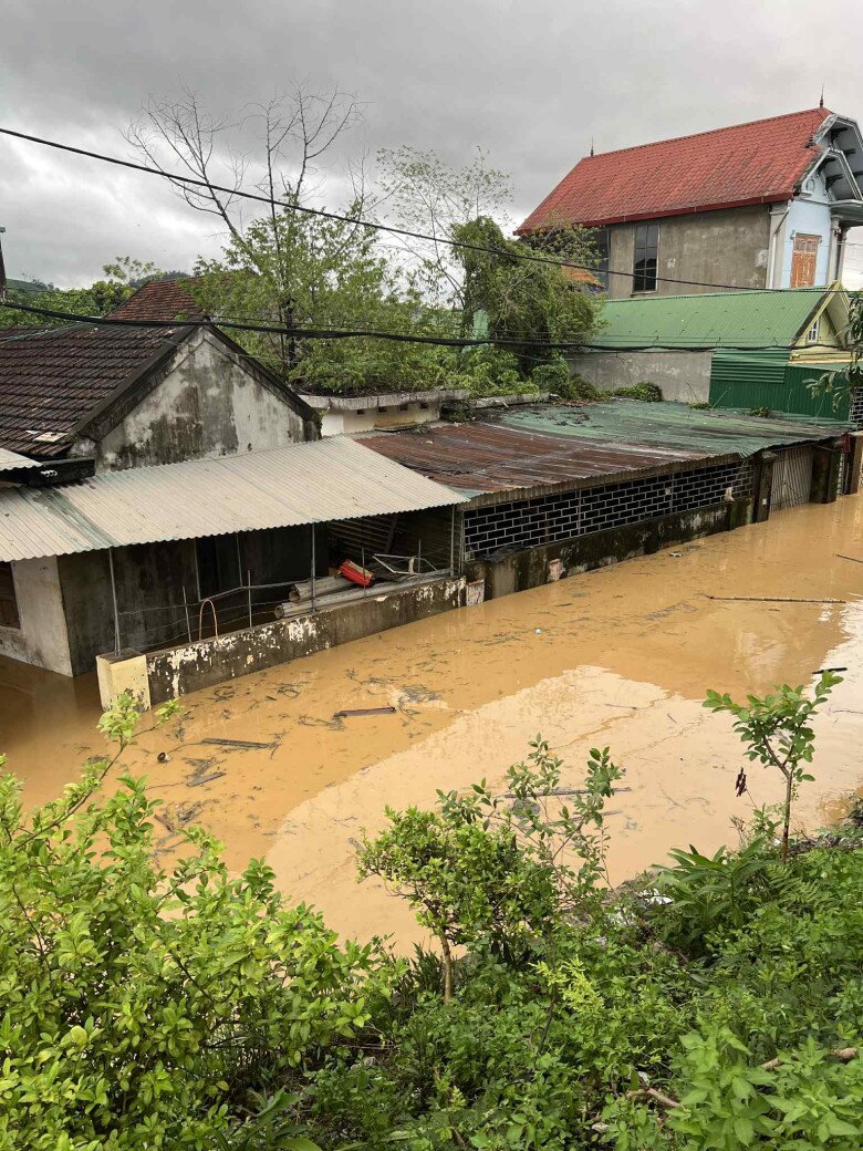 Khu vực quanh nhà nam MC chìm trong biển nước.