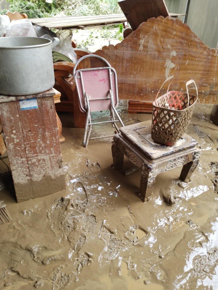 Đồ đạc và nội thất trong nhà nam MC ngập trong bùn đất.