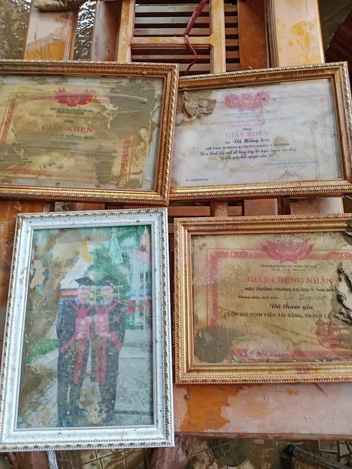 Nhiều hình ảnh kỷ niệm trong nhà MC Vũ Hồng Sơn bị vùi lấp.