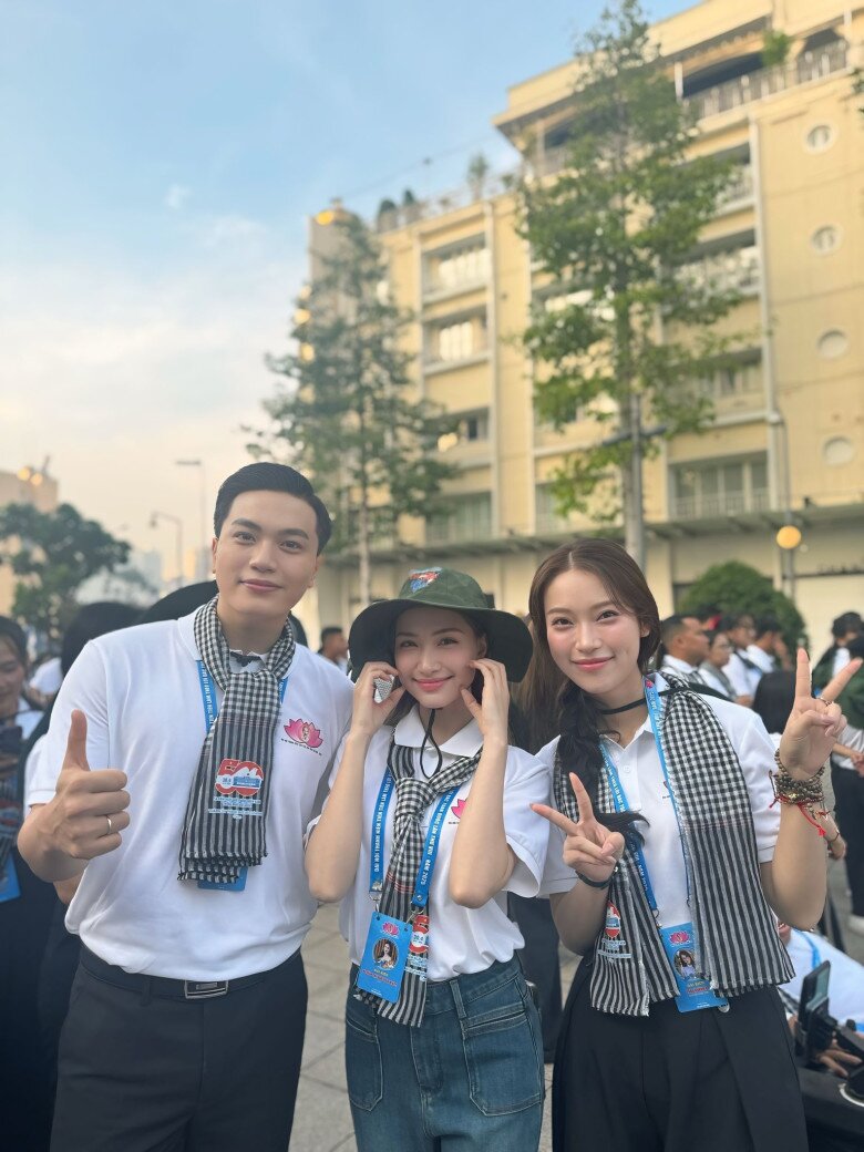 Vũ Hồng Sơn được tuyên dương Thanh niên tiên tiến làm theo lời Bác, cùng với dàn sao Việt nổi tiếng.