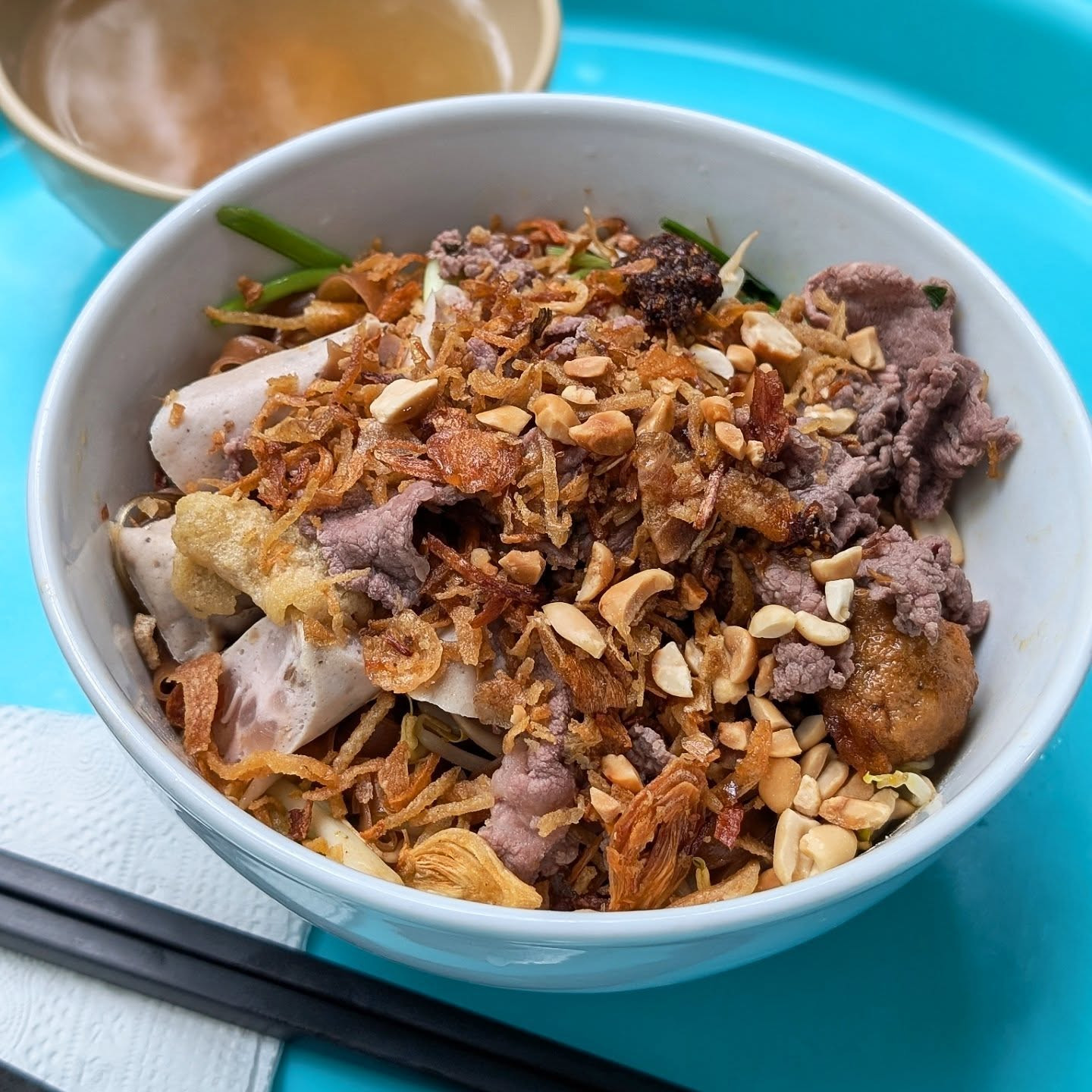 Khách Tây bất ngờ với món mì gà tần đen sẫm ở Hà Nội - Ảnh 2.