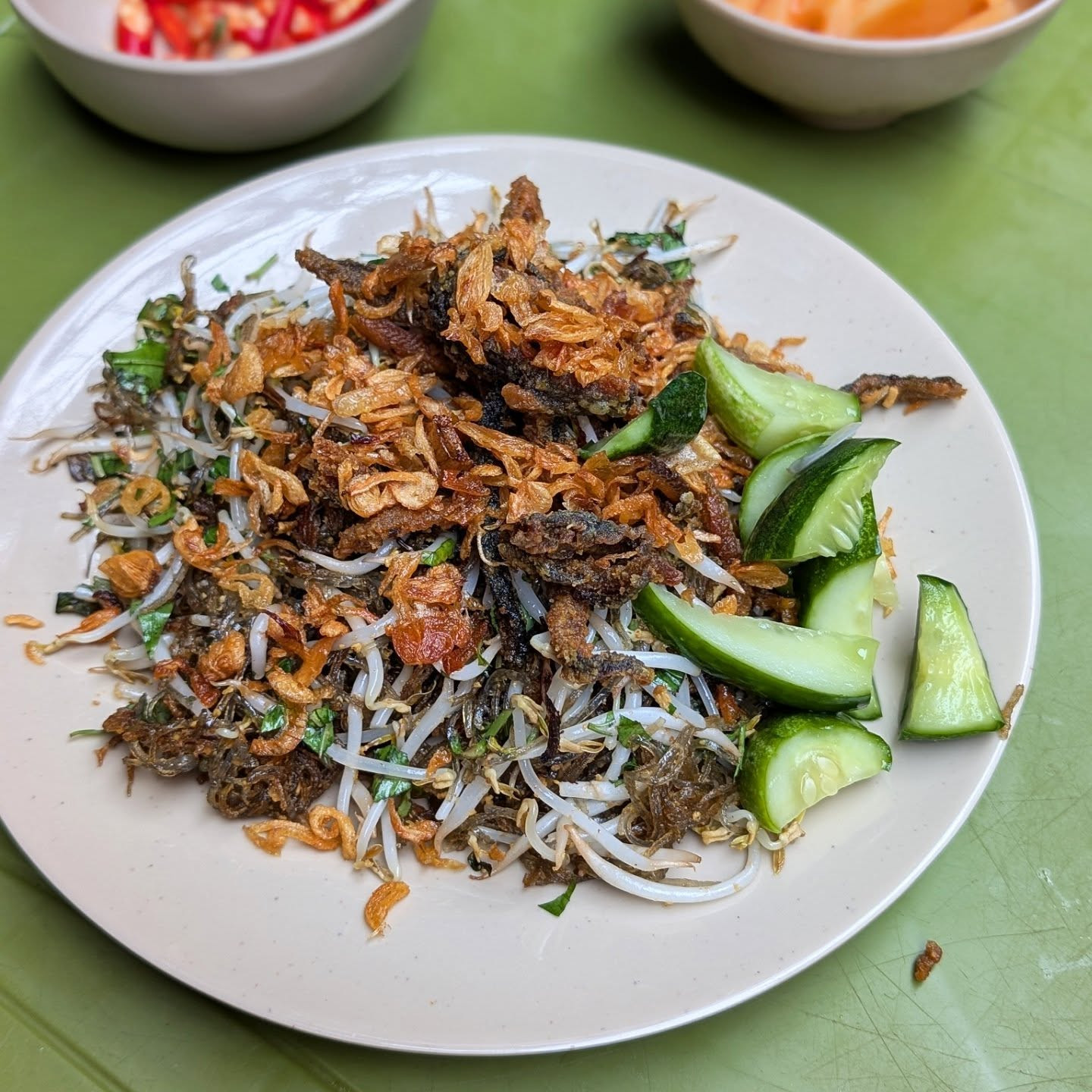 Khách Tây bất ngờ với món mì gà tần đen sẫm ở Hà Nội - Ảnh 3.