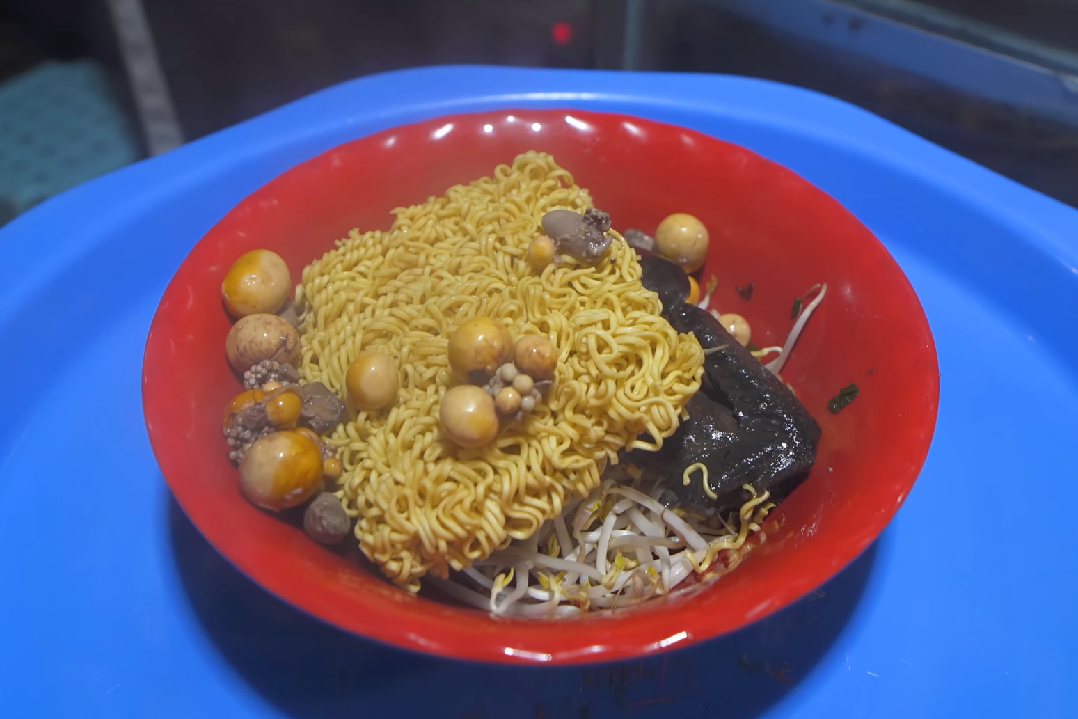 Khách Tây bất ngờ với món mì gà tần đen sẫm ở Hà Nội - Ảnh 6.