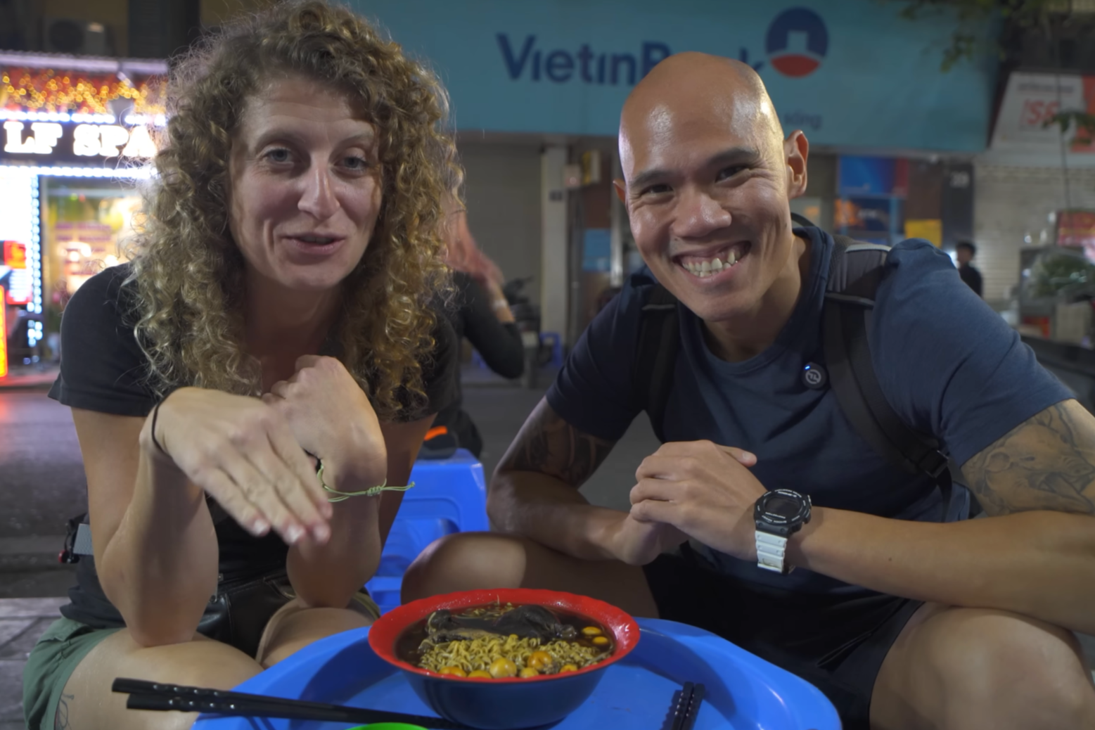 Khách Tây bất ngờ với món mì gà tần đen sẫm ở Hà Nội - Ảnh 7.