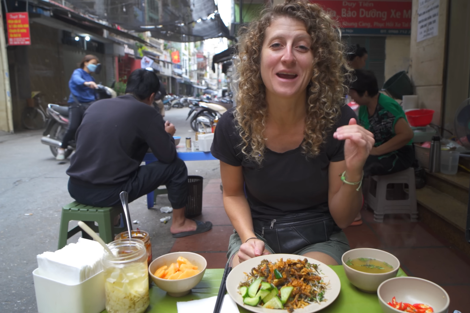 Khách Tây bất ngờ với món mì gà tần đen sẫm ở Hà Nội - Ảnh 9.