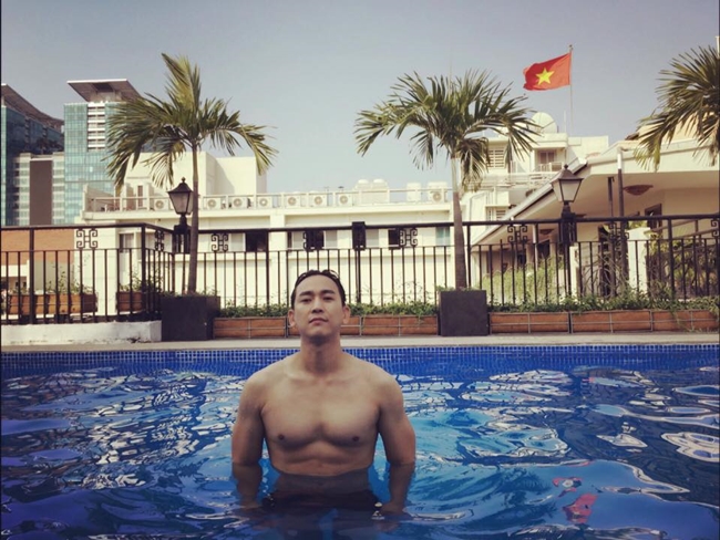 Quý ông Vbiz U50 vẫn độc thân, phong độ ngời ngời nhờ tập luyện thể thao, gây sốt khi đóng Mưa Đỏ- Ảnh 4.