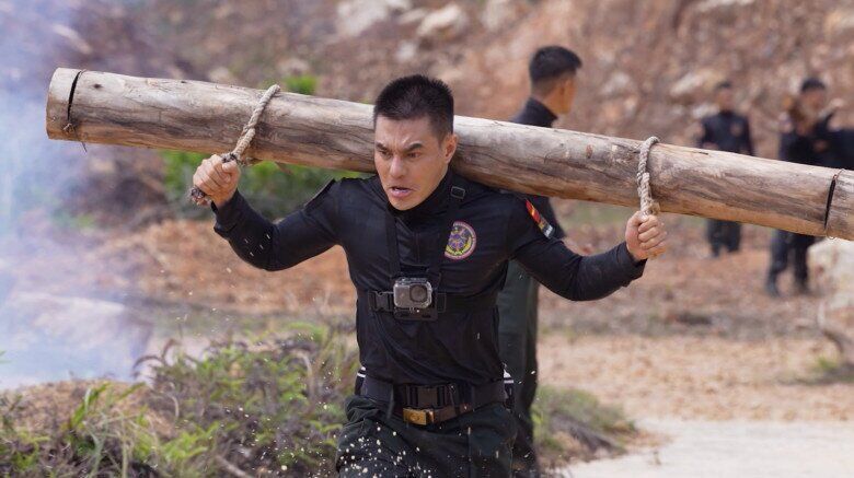 Bên cạnh những khoảnh khắc hài hước, nam nghệ sĩ cũng rất nghiêm túc thực hiện nhiệm vụ.