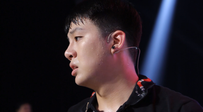 Duy Khánh toát mồ hôi, khó thở khi tập vũ đạo căng thẳng.